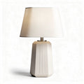 Lampe de table en céramique beige avec abat-jour en tissu dimension 25 x 25 x 45cm